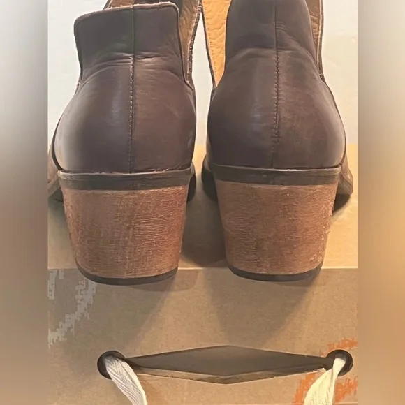 Women Leather  Latigo  Ankle Boots size 9.5 - Picture 11 of 16